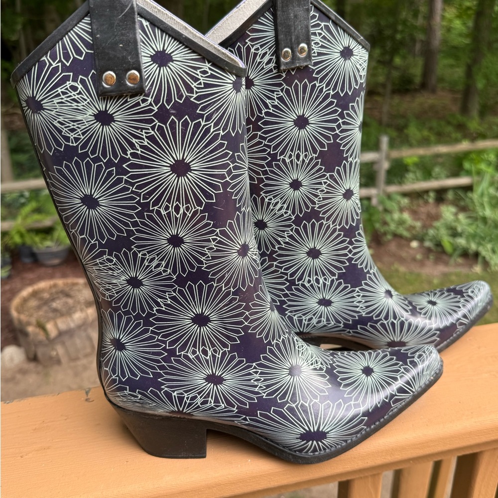 Nomad Black and Gray Floral Women's Rain Boots, size 8 - Picture 5 of 7
